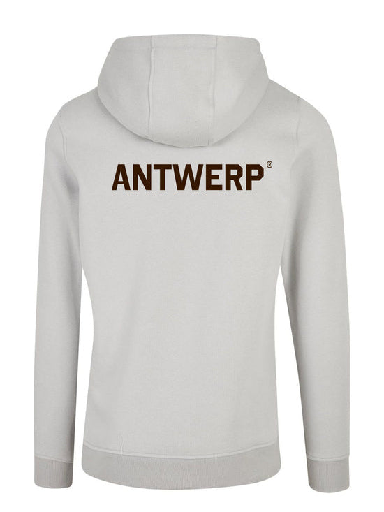 UNITED CITIES / ANTWERP Heavy Hoodie – Licht asfalt met donkerbruine, matte belettering. 65% katoen, 35% polyester, geborsteld fleece (300 g/m²). Ruime pasvorm.