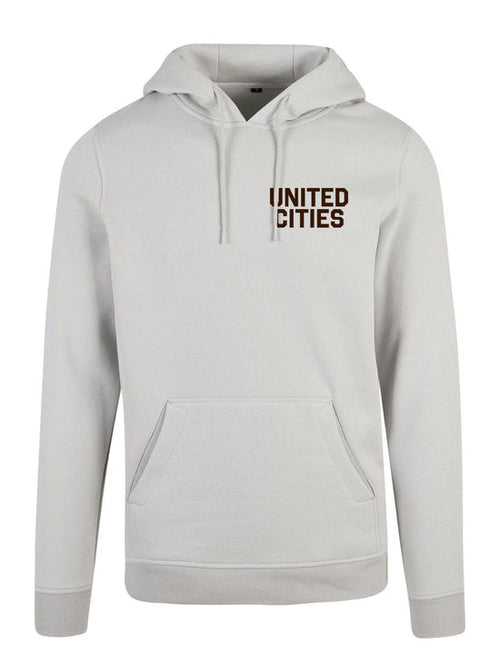 UNITED CITIES / ANTWERP Heavy Hoodie – Licht asfalt met donkerbruine, matte belettering. 65% katoen, 35% polyester, geborsteld fleece (300 g/m²). Ruime pasvorm.